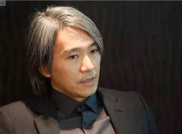 她和周星馳交往3年被小三！嫁大7歲老公「今51歲備受寵愛」　星爺卻白髮孤獨「終生難忘她」