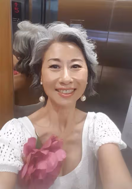 滿頭白髮出鏡!葉倩文爬滿皺紋也時髦 穿素衣從容老去:希望大家接受