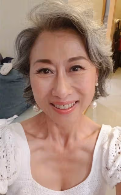 滿頭白髮出鏡!葉倩文爬滿皺紋也時髦 穿素衣從容老去:希望大家接受