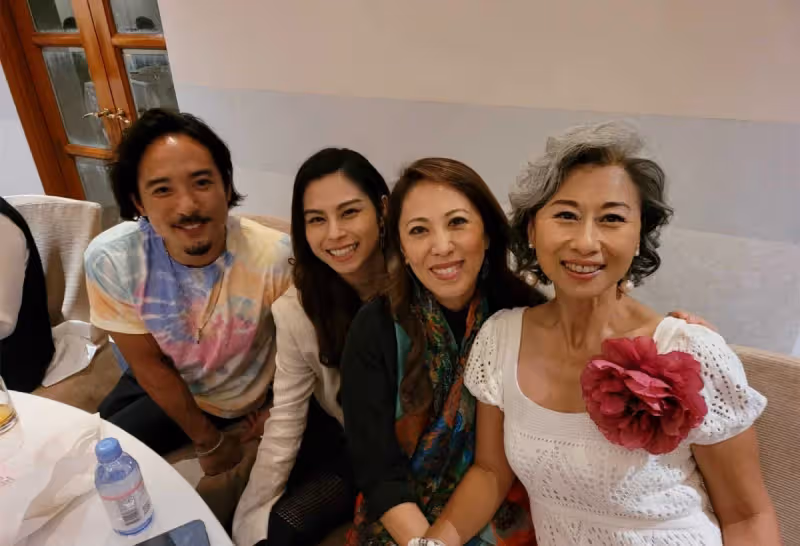 滿頭白髮出鏡!葉倩文爬滿皺紋也時髦 穿素衣從容老去:希望大家接受