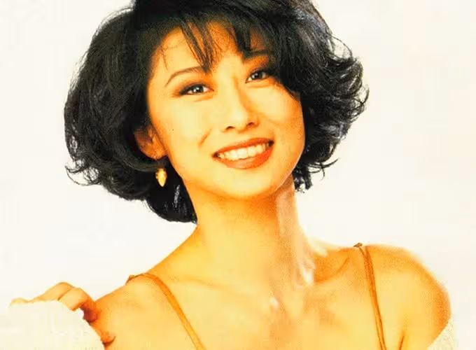 滿頭白髮出鏡!葉倩文爬滿皺紋也時髦 穿素衣從容老去:希望大家接受