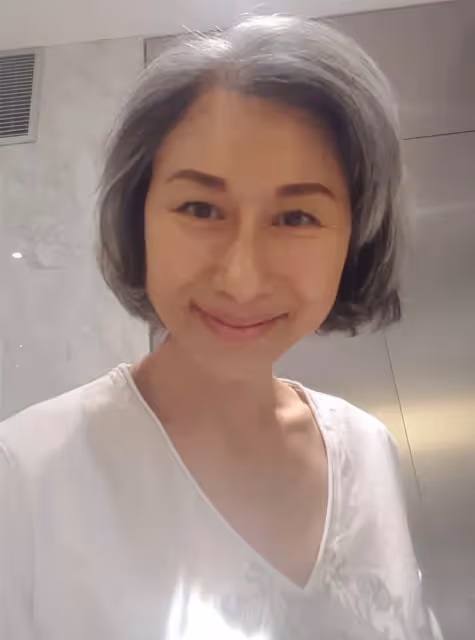 滿頭白髮出鏡!葉倩文爬滿皺紋也時髦 穿素衣從容老去:希望大家接受