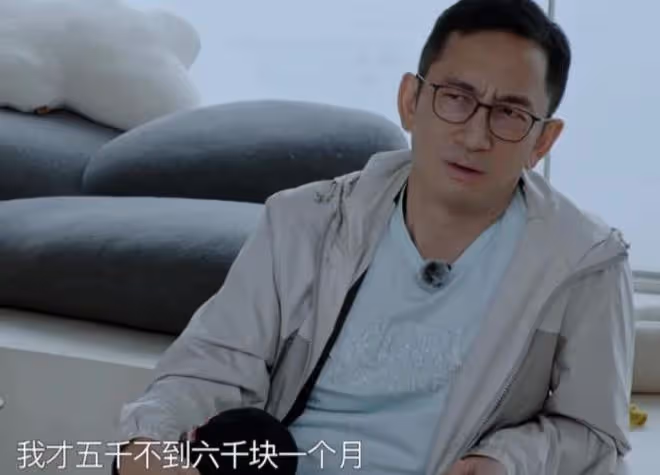 58歲吳啟華現身活動,點頭哈腰笑臉相迎,單膝下跪跟異性握手