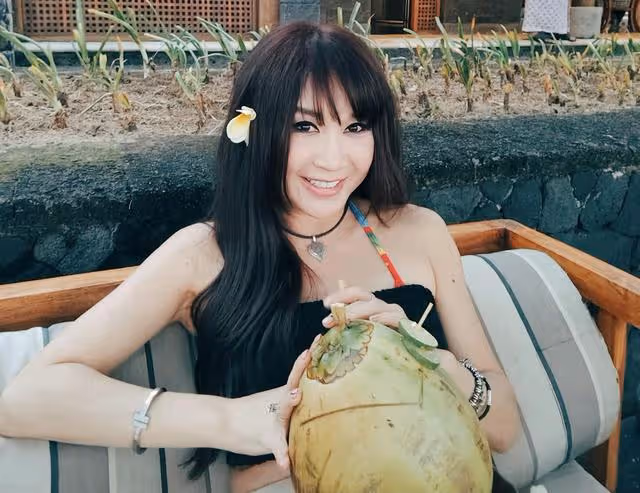 知名港星視養子如己出！花重金送其到美國讀書，56歲身材依舊豐滿