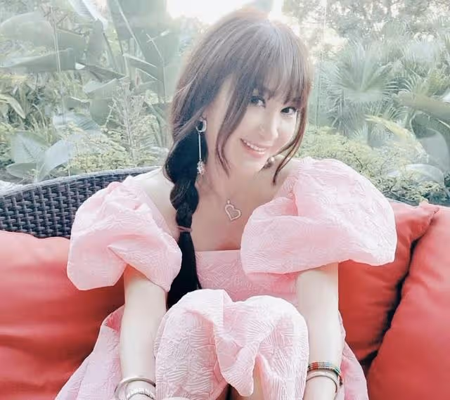 知名港星視養子如己出！花重金送其到美國讀書，56歲身材依舊豐滿