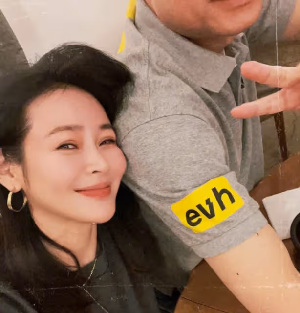 39歲於明加做運動!穿露腰背心大秀身材,凹凸有致曲線完美太吸睛