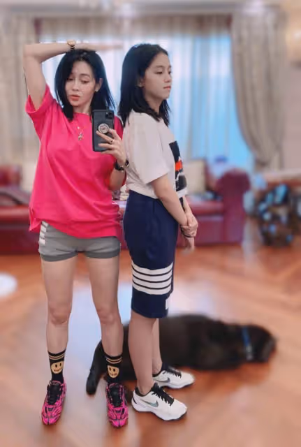 39歲於明加做運動!穿露腰背心大秀身材,凹凸有致曲線完美太吸睛
