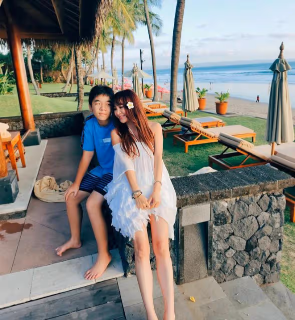 溫碧霞養子將赴美留學!開學前全家海島度假,在當地擁有千萬豪宅