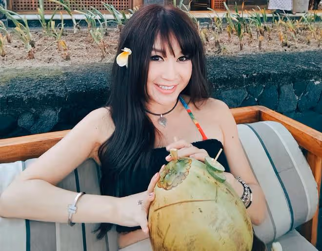 溫碧霞養子將赴美留學！開學前全家海島度假，在當地擁有千萬豪宅