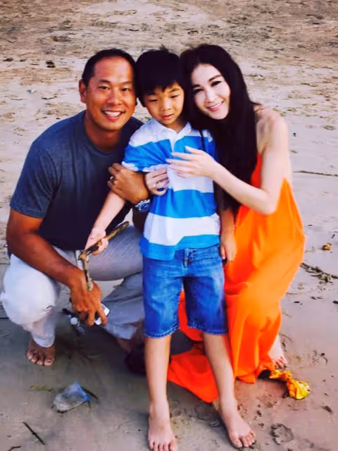 溫碧霞養子將赴美留學！開學前全家海島度假，在當地擁有千萬豪宅