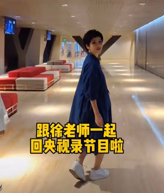 央視徐俐重回演播廳錄節目,戴多件首飾戒指搶眼,憶過去滿是懷念