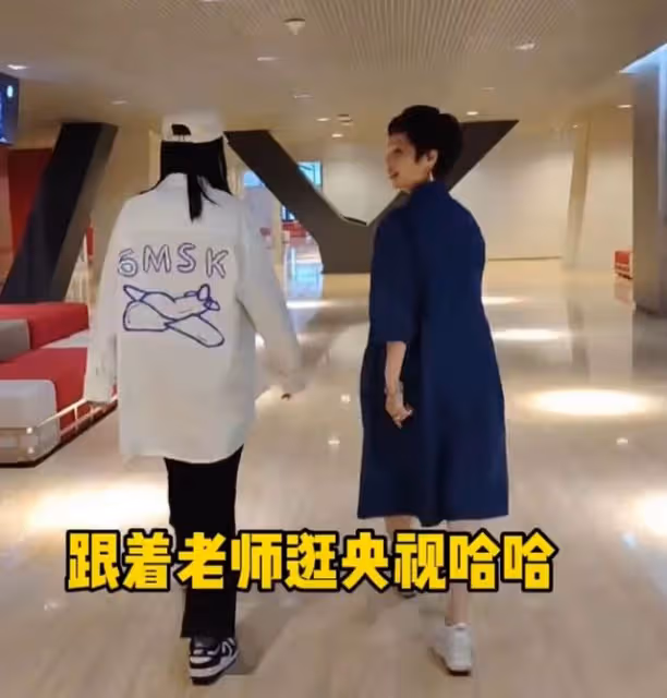 央視徐俐重回演播廳錄節目,戴多件首飾戒指搶眼,憶過去滿是懷念