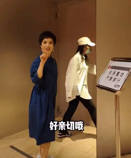 央視徐俐重回演播廳錄節目,戴多件首飾戒指搶眼,憶過去滿是懷念
