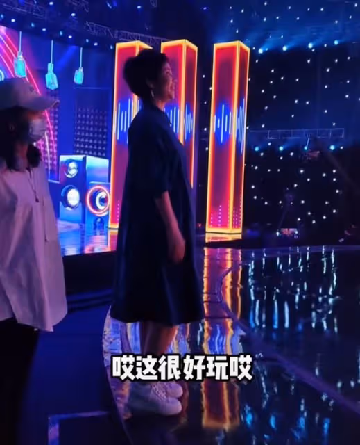 央視徐俐重回演播廳錄節目,戴多件首飾戒指搶眼,憶過去滿是懷念