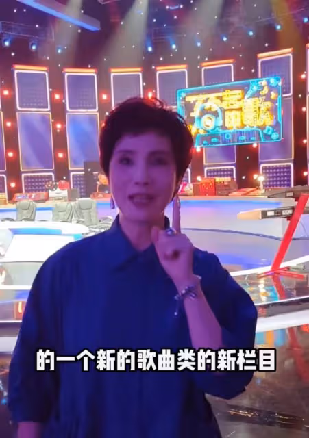 央視徐俐重回演播廳錄節目,戴多件首飾戒指搶眼,憶過去滿是懷念