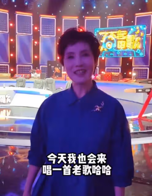 央視徐俐重回演播廳錄節目,戴多件首飾戒指搶眼,憶過去滿是懷念
