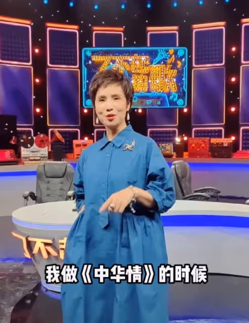 央視徐俐重回演播廳錄節目,戴多件首飾戒指搶眼,憶過去滿是懷念