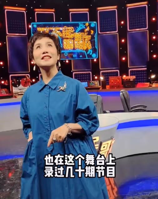 央視徐俐重回演播廳錄節目,戴多件首飾戒指搶眼,憶過去滿是懷念