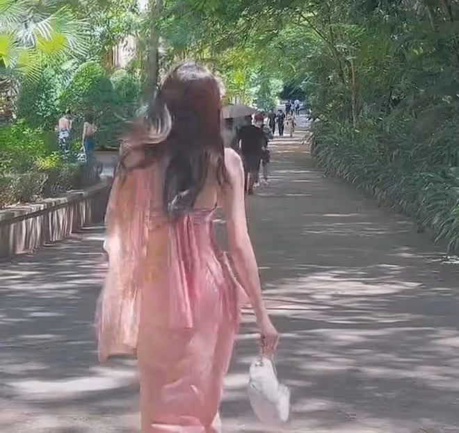 孫怡離婚後首曬外出遊玩照,轉身回眸眼角帶笑,配文內容引人猜測