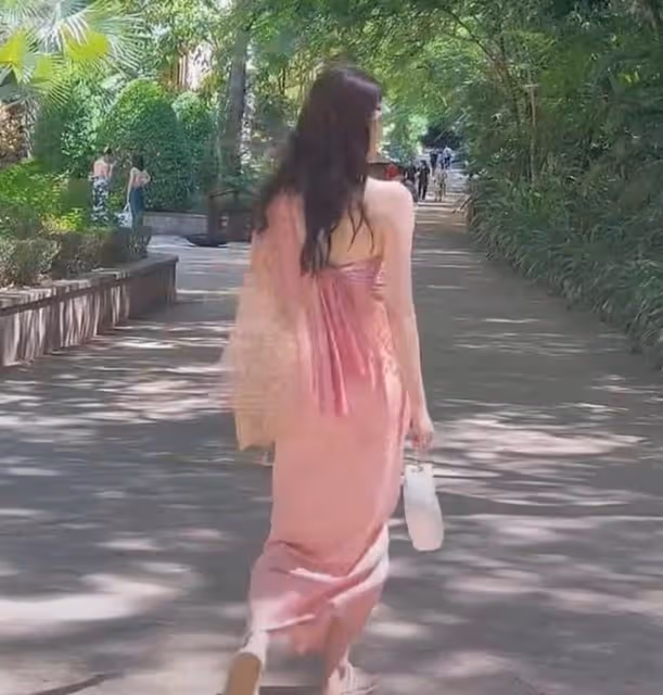 孫怡離婚後首曬外出遊玩照,轉身回眸眼角帶笑,配文內容引人猜測