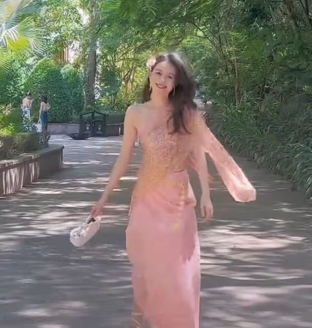 孫怡離婚後首曬外出遊玩照,轉身回眸眼角帶笑,配文內容引人猜測