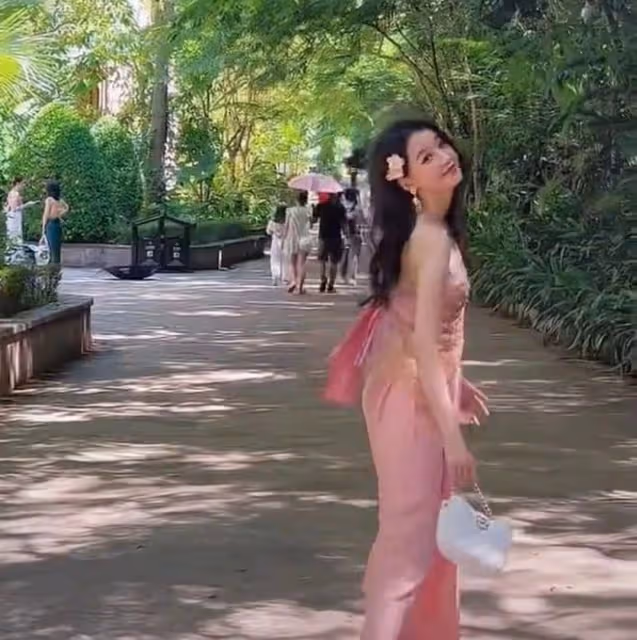 孫怡離婚後首曬外出遊玩照,轉身回眸眼角帶笑,配文內容引人猜測