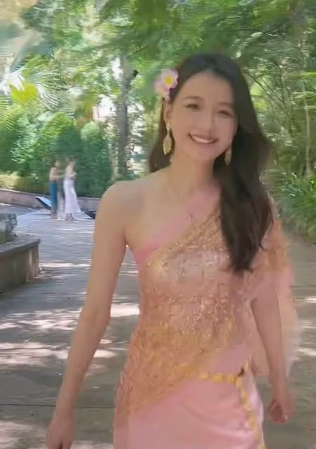 孫怡離婚後首曬外出遊玩照,轉身回眸眼角帶笑,配文內容引人猜測
