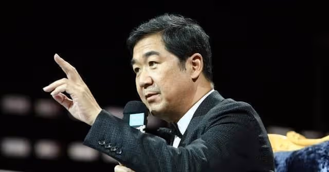 婚後丈夫愛上他人，原配含淚提出一要求轉身失婚，丈夫凈身出戶與現任結婚32年不生子：我愧對於她