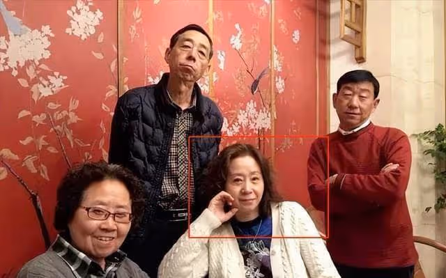 婚後丈夫愛上他人,原配含淚提出一要求轉身失婚,丈夫凈身出戶與現任結婚32年不生子:我愧對於她
