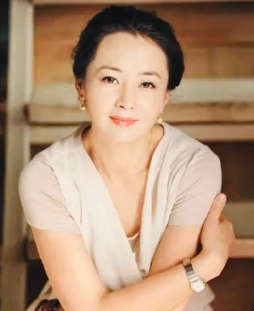 婚後丈夫愛上他人,原配含淚提出一要求轉身失婚,丈夫凈身出戶與現任結婚32年不生子:我愧對於她