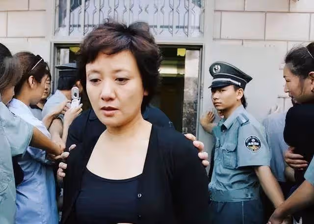 婚後丈夫愛上他人，原配含淚提出一要求轉身失婚，丈夫凈身出戶與現任結婚32年不生子：我愧對於她
