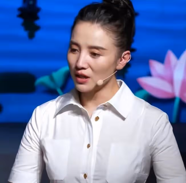 央視鏡頭下的明星:金晨瘦脫相,劉愷威眼袋明顯,李易峰心機滿滿