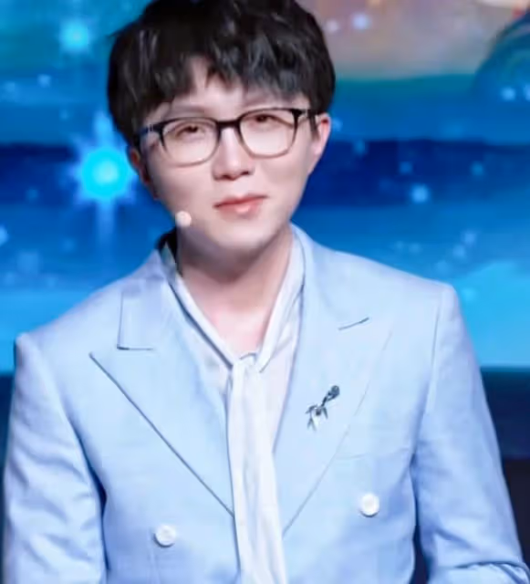 央視鏡頭下的明星:金晨瘦脫相,劉愷威眼袋明顯,李易峰心機滿滿