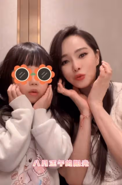 有種「逆襲」叫伊能靜的女兒!6歲米粒「顏值蛻變」已美過媽媽,打臉曾「嘲笑她醜」的網友