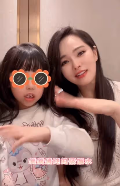 有種「逆襲」叫伊能靜的女兒!6歲米粒「顏值蛻變」已美過媽媽,打臉曾「嘲笑她醜」的網友
