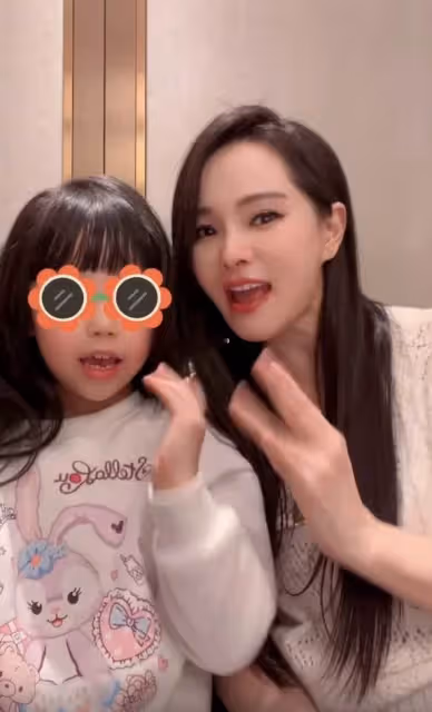 有種「逆襲」叫伊能靜的女兒!6歲米粒「顏值蛻變」已美過媽媽,打臉曾「嘲笑她醜」的網友