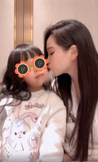 有種「逆襲」叫伊能靜的女兒!6歲米粒「顏值蛻變」已美過媽媽,打臉曾「嘲笑她醜」的網友