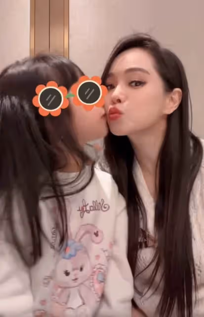 有種「逆襲」叫伊能靜的女兒!6歲米粒「顏值蛻變」已美過媽媽,打臉曾「嘲笑她醜」的網友