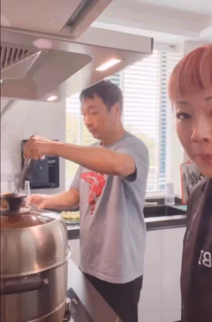 58歲「視帝」黎耀祥近照曝光，動手為愛妻染髮，洗手調羹親自下廚，網贊：好有煙火氣的恩愛夫妻