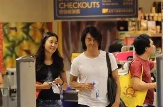 54歲鄭伊健攜妻子蒙嘉慧結婚多年無子女,近日正式移民日本,被爆已在當地買房開公司,網友:這是要隱退了嗎