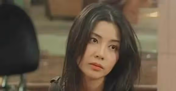 54歲鄭伊健攜妻子蒙嘉慧結婚多年無子女,近日正式移民日本,被爆已在當地買房開公司,網友:這是要隱退了嗎