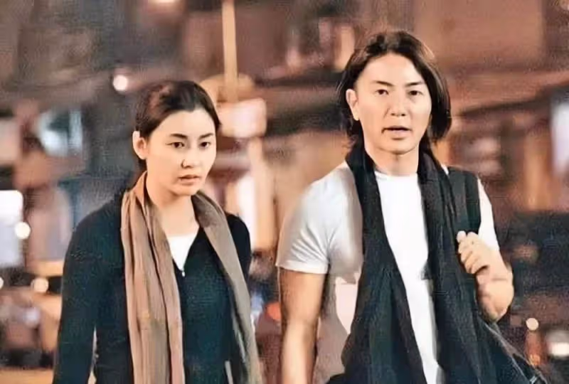 54歲鄭伊健攜妻子蒙嘉慧結婚多年無子女,近日正式移民日本,被爆已在當地買房開公司,網友:這是要隱退了嗎