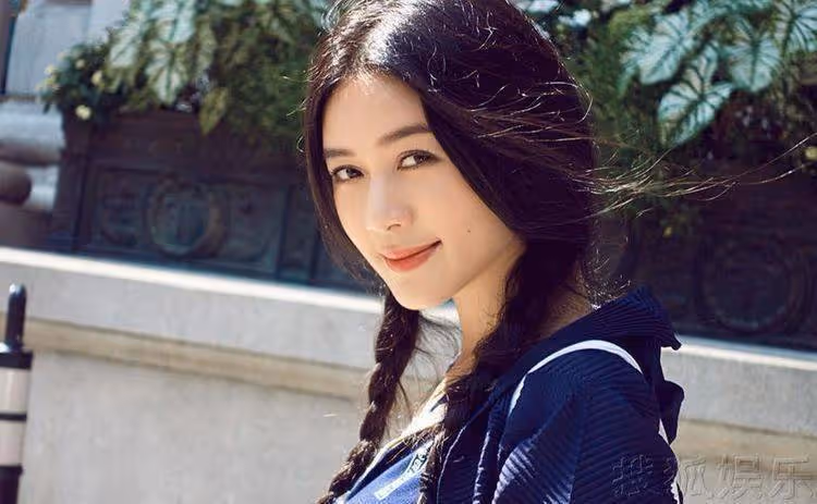曾苦追陸毅四載,丈夫病逝獄中,今帶女兒守寡數年,坐擁10億資產