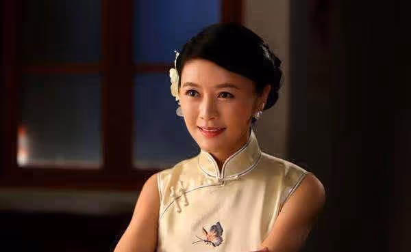 曾苦追陸毅四載,丈夫病逝獄中,今帶女兒守寡數年,坐擁10億資產