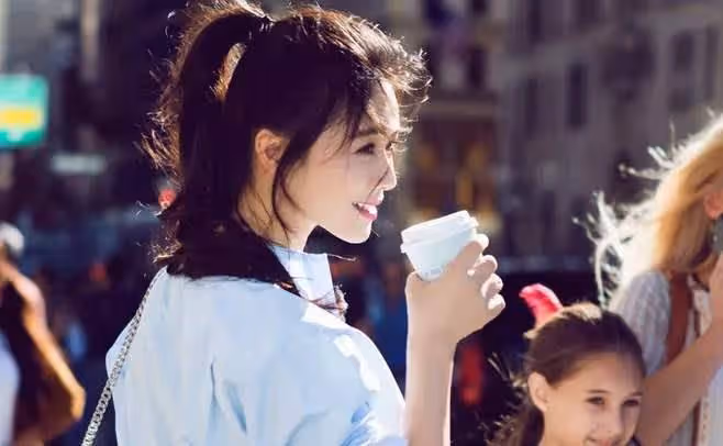 曾苦追陸毅四載,丈夫病逝獄中,今帶女兒守寡數年,坐擁10億資產