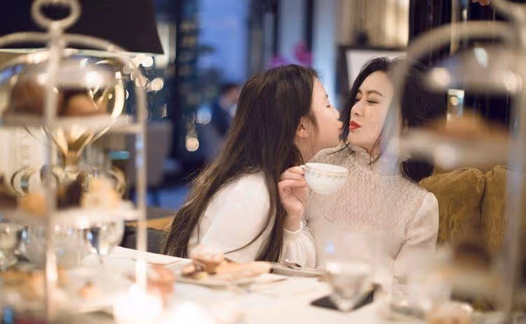 曾苦追陸毅四載,丈夫病逝獄中,今帶女兒守寡數年,坐擁10億資產