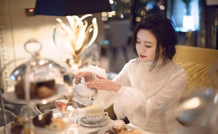 曾苦追陸毅四載,丈夫病逝獄中,今帶女兒守寡數年,坐擁10億資產