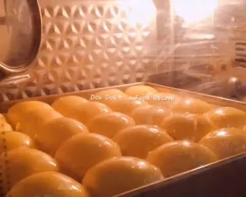 一出爐就被搶空的酥皮小餐包