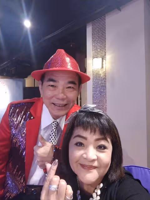 64歲易淑寬轉行遊覽車叫賣工作，直言利潤驚人。被酸沒戲拍才來，霸氣回懟：我拒絕拍戲