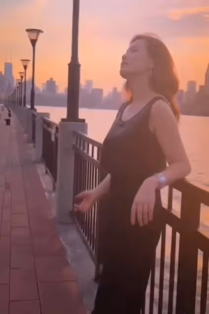 53歲周冰倩近況曝光！穿黑色背心豐滿迷人，容顏未改身材仍似少女